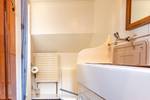 Badezimmer mit Waschbecken und Toilette auf der Waterman