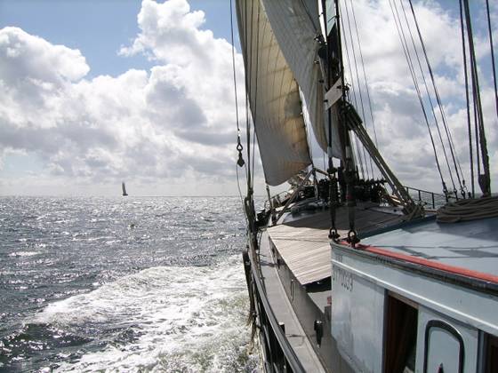 Blick über das Wasser vom Seitendeck der Waterman