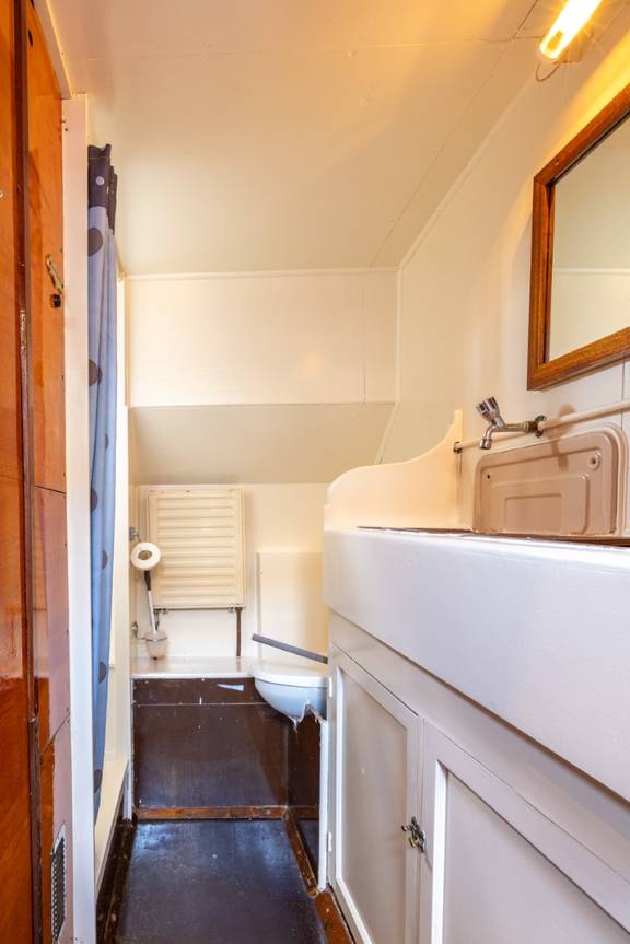 Badezimmer mit Waschbecken und Toilette auf der Waterman