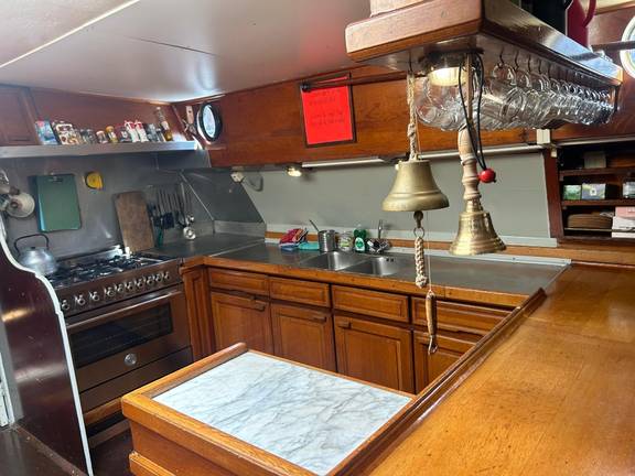 Kombüse mit Holzschränken und Arbeitsplatte auf der Waterman