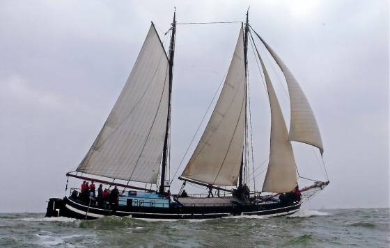 Klipper Waterman unter weißen Segeln auf offenem Wasser
