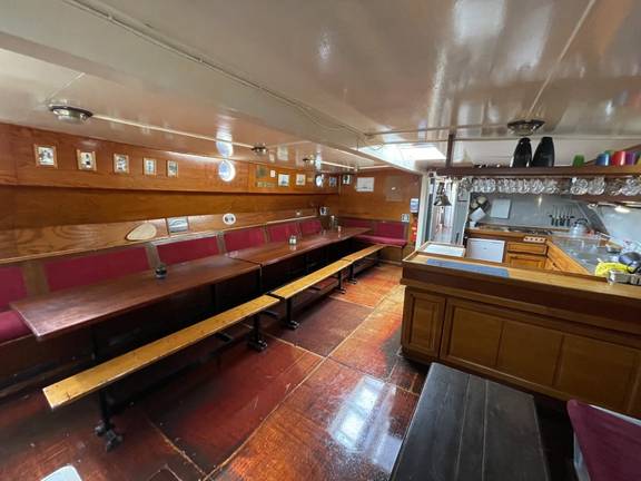 Salon der Waterman mit langen Holztischen