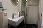 Badezimmer der Wilhelmina mit Waschbecken und Dusche
