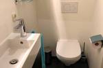 Badezimmer der Wilhelmina mit Toilette und Waschbecken