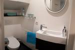 Badezimmer der Wilhelmina mit Toilette und Waschbecken