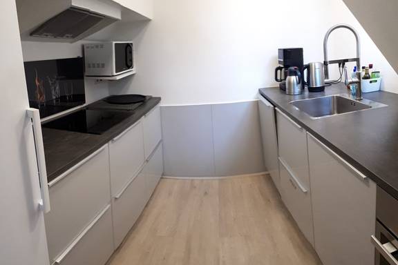 Moderne Küche der Wilhelmina mit grauen Arbeitsflächen