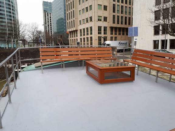 Geräumiges Deck der Wilhelmina mit Holzbänken