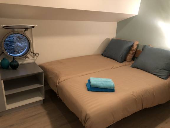 Kabine der Wilhelmina mit Doppelbett und runden Bullaugen