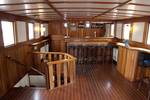 Hölzernes Deckshaus mit Tischen und Stühlen auf der Willem Barentsz