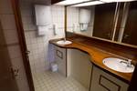 Sanitärraum mit zwei Waschbecken an Bord der Willem Barentsz