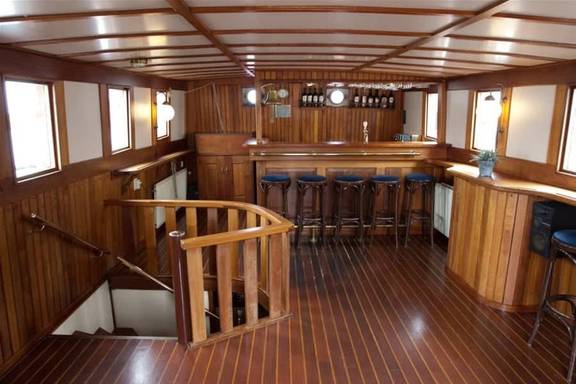 Hölzernes Deckshaus mit Tischen und Stühlen auf der Willem Barentsz