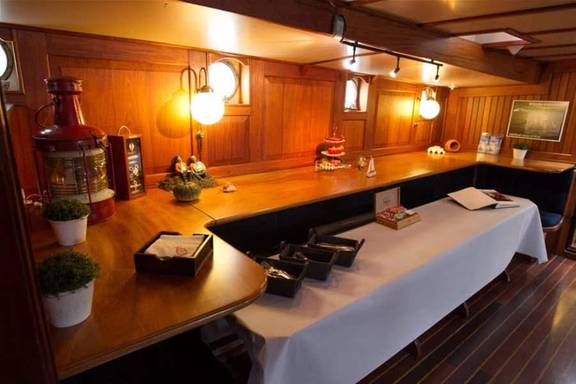 Buffet im holzgetäfelten Salon der Willem Barentsz