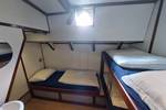 Dreibettkabine mit Etagenbett und Waschbecken auf der Johanna Engelina