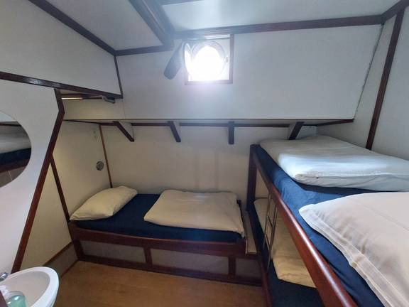Dreibettkabine mit Etagenbett und Waschbecken auf der Johanna Engelina