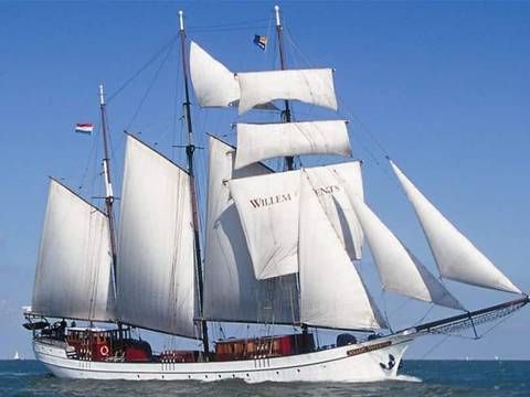 Dreimaster Willem Barentsz unter weißen Segeln auf offenem Wasser