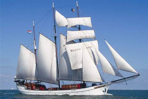 Dreimaster Willem Barentsz unter weißen Segeln auf offenem Wasser