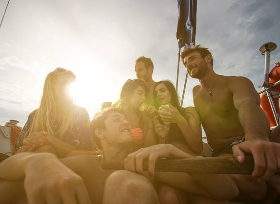 Freunde sitzen gemeinsam draußen in der Abendsonne