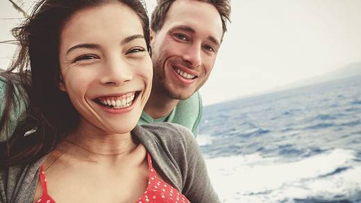Paar macht gemeinsam ein Selfie an Bord eines Segelschiffs