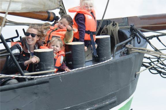 Klipper Isis kinderen op het dek