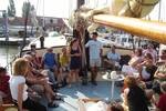 Eine Gruppe im Sitzbereich an Deck der Gulden Belofte