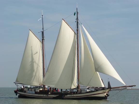 Klipper Gulden Belofte unter weißen Segeln auf dem Wasser
