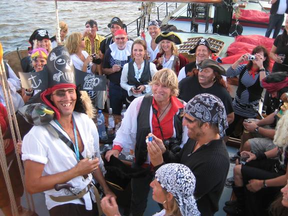 Als Piraten verkleidete Gäste an Bord der Gulden Belofte