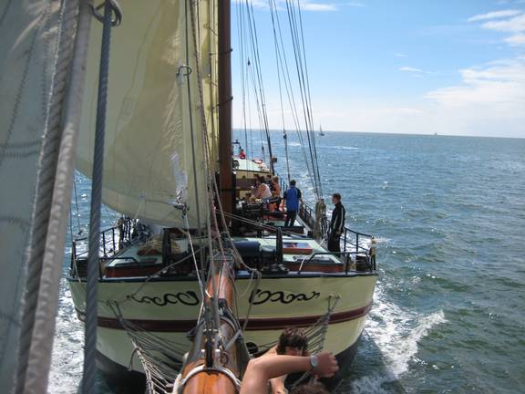 Blick aus dem Klüvernetz auf den Bug der segelnden Gulden Belofte