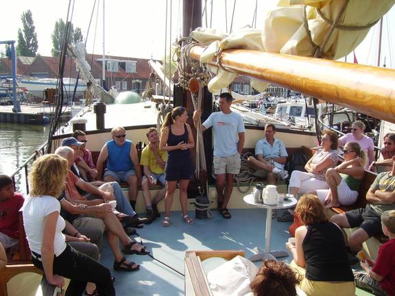 Eine Gruppe im Sitzbereich an Deck der Gulden Belofte