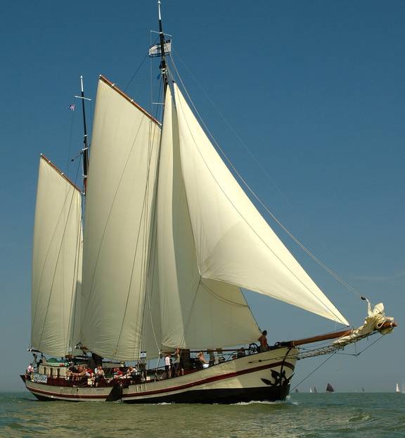 Klipper Gulden Belofte unter weißen Segeln auf dem Wasser