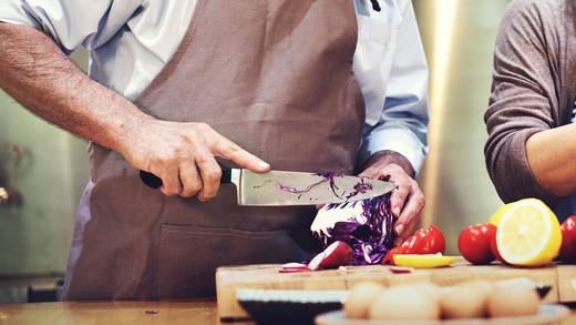 Gemeinsam Gemüse für eine Mahlzeit schneiden