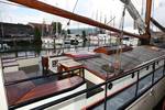 Sitzbänke und Holztisch an Deck der De Lis