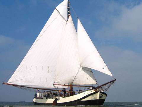 De Lis unter weißen Segeln auf dem Wasser