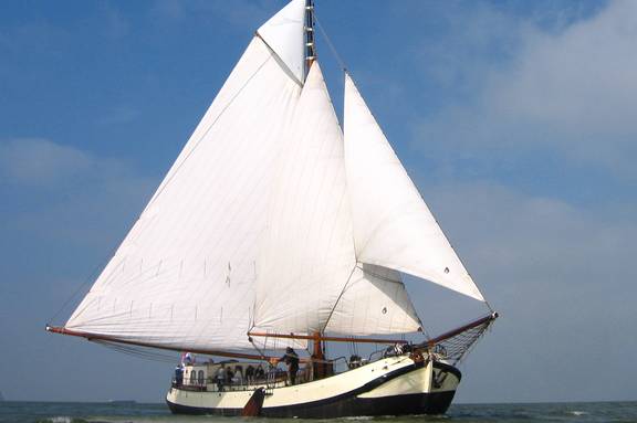 De Lis unter weißen Segeln auf dem Wasser