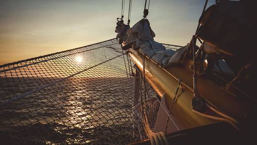 Sonnenuntergang vom Bug eines traditionellen Segelschiffs aus gesehen