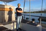 Skipper Jonathan Wahlers an Deck seines Schiffs