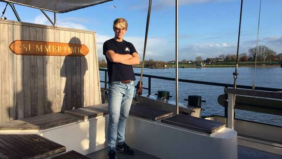 Skipper Jonathan Wahlers an Deck seines Schiffs