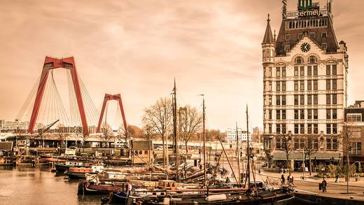 Historische Segelschiffe im Abendlicht in einem Stadthafen
