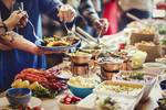 Eine Gruppe bedient sich an einem Buffet