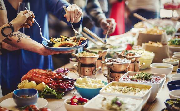 Eine Gruppe bedient sich an einem Buffet