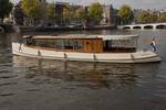 Salonboot Emma auf einer Stadtgracht, von der Seite gesehen
