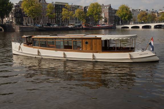 Salonboot Emma auf einer Stadtgracht, von der Seite gesehen