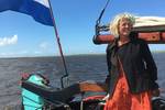 Skipperin Cynthia Coolen am Steuer der Vrouwe Jitske