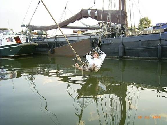 Gast in einer Hängematte über dem Wasser neben der Vrouwe Jitske