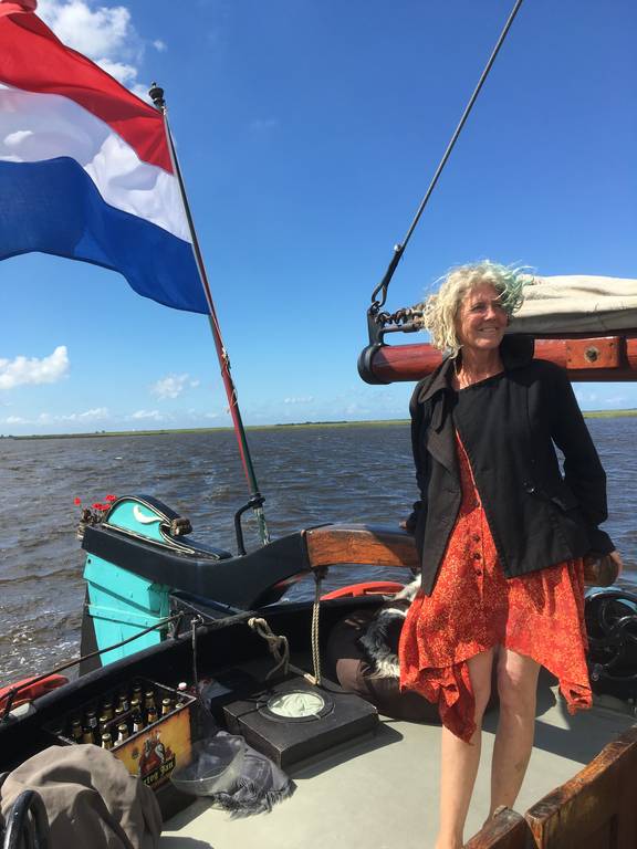 Skipperin Cynthia Coolen am Steuer der Vrouwe Jitske