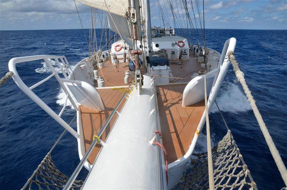 Vordeck der Eendracht, auf See vom Bugspriet aus gesehen