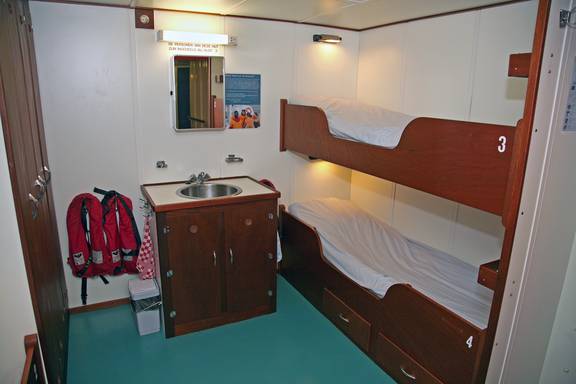 Kabine mit Etagenbett und Waschbecken auf der Eendracht