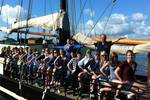 Eine Schülergruppe an Deck der Korevaer im Hafen