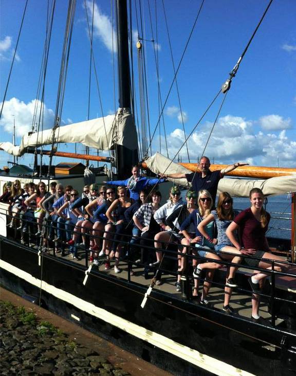 Eine Schülergruppe an Deck der Korevaer im Hafen