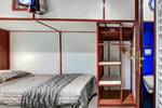 Schlafkabine mit Schrank und eigenem Sanitärbereich auf der Mare fan Fryslân