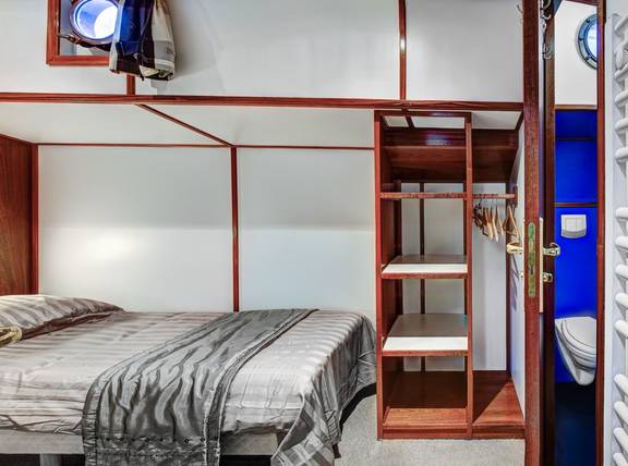 Schlafkabine mit Schrank und eigenem Sanitärbereich auf der Mare fan Fryslân